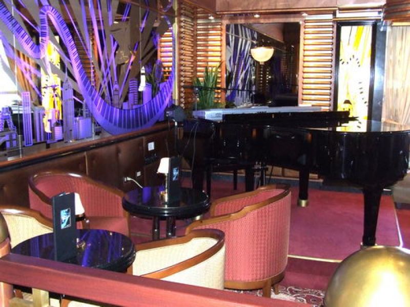 Crooners Lounge and Bar