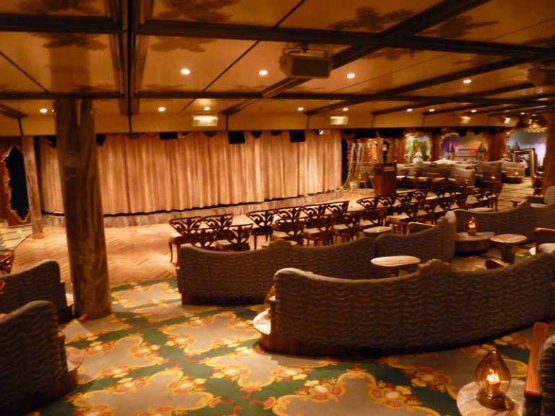 Versailles Lounge